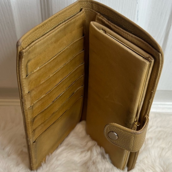 CHANEL BEIGE CAVIER BIFOLD WALLET
🌷AS IS🌷 - Picture 4 of 16